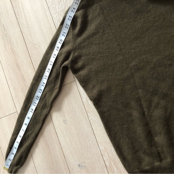 Uniqlo 100% Cashmere Turtleneck Sweater in Dark Olive Green Size XS - Picture 10 of 10